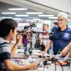 Profesor con alumnos en clase de drones