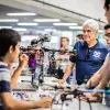 Profesor con alumnos en clase de drones