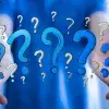 Imagen con ilustración de signos de interrogación entre dos manos