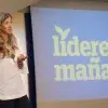alpinista mexicana dando conferencia
