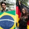 Suyeon, Paulo y Eleftheria con la bandera de su país