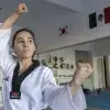 Estefany Ureta practicando taekwondo en la academia donde entrena