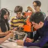 Los alumnos de ingeniería trabajando en los proyectos.