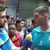 Joven mexicano entrevistando a portero de Gallos Blancos