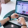 Manos tecleando en app de screenfox
