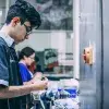 Luis Ramón Guajardo, preparando las piezas para su robot de PrepaTec 