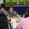 Profesora compartiendo su experiencia en las ciencias