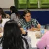Profesora compartiendo su experiencia en las ciencias