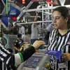 Mujeres árbitro en torneo de robótica FIRST en el Tec de Monterrey.
