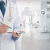 Doctor utilizando la tecnología