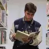 Jose Mario Flores leyendo un libro en biblioteca en el Tec de Monterrey campus Sinaloa