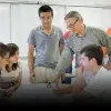 Foto portada alumnos y profesor en clase