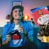 Joven jugando Esport con control de consola de videojuegos en su mano