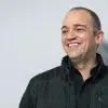 Profesor Eduardo Arrambide sonriendo 