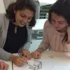 Alumnas de la carrera de arquitectura en San Luis Potosí diseñando un boceto 