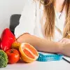 mujer preparando comida saludable