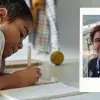 Foto de Mario junto a alumna en clase
