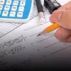 Persona resolviendo prueba de matemáticas