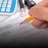 Persona resolviendo prueba de matemáticas