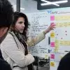 Adriana Ojeda durante explicación de estrategias de diseño