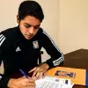 Ángel Guevara firmando su contrato 