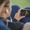 pareja viendo película en un celular