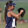 Niña jugando beisbol