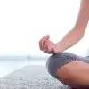 mujer realizando ejercicios de yoga