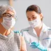 Algunos países ya autorizaron una tercera dosis de vacuna anti COVID en adultos mayores de 65 años.