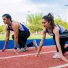 Sofia y Carlos en posición de marcas en la pista de atletismo