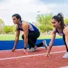 Sofia y Carlos en posición de marcas en la pista de atletismo