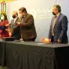 Nueva generación de médicos especialistas reciben sus diplomas durante la ceremonia de graduación de los cursos de alta especialidad médica.