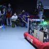 Equipo de KeyBot junto a niños y robot de competencias en el museo El Rehilete