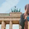 Estudiante frente a monumento en Alemania doble titulación