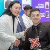 Abraham Jacobo recibiendo reconocimiento por Liderazgo Juvenil en Premio Estatal de la Juventud