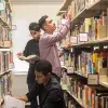 alumnos de ingenieria investigando en biblioteca para su proyecto