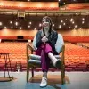 Pamela Melo sentada en el escenario del Auditorio Pabellón M.