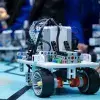 Foto de robots WER en China en torneo con jovenes de PrepaTec. Los robots son estúpidos; las personas inteligentes