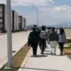 Estudiantes involucrados en el proyecto caminaron por Ciudad Modelo para trabajar en sus proyectos.