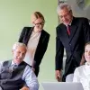 familia empresaria viendo laptop en reunion que busca trascendencia familiar