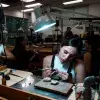 Diseñadoras del Tec trabajando en la joyería el 80 aniversario