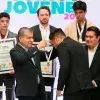 Jugador de beisbol recibiendo premio estatal Coahuila.