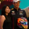 Karla Lozano nuevo casco Checo Pérez