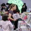 Madre e hija en stand de la Feria Internacional del Libro Monterrey 2023