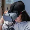 Estudiante de Ramvolution utilizando lentes de VR para pilotar.