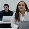 Alumnos tomando apuntes en la certificación