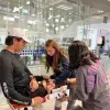Estudiantes de medicina del Tec de Querétaro trabajando en su aparato de rehabilitación