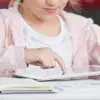 Perfil de niña trabajando en una tablet