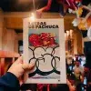 Mano sosteniendo sosteniendo el libro Letras de Pachuca