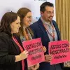 Colaboradores del Tec sosteniendo pancartas de apoyo al movimiento HeForShe de la ONU